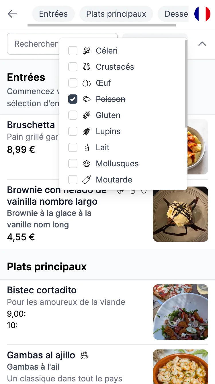 Client la restaurant folosind filtrul pentru alergeni pe un meniu digital QR pentru a găsi preparate sigure